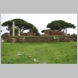 2890 ostia - regio i - insula xi - tempio rotondo (i,xi,1) - blick von der decumanus maximus (von norden).jpg